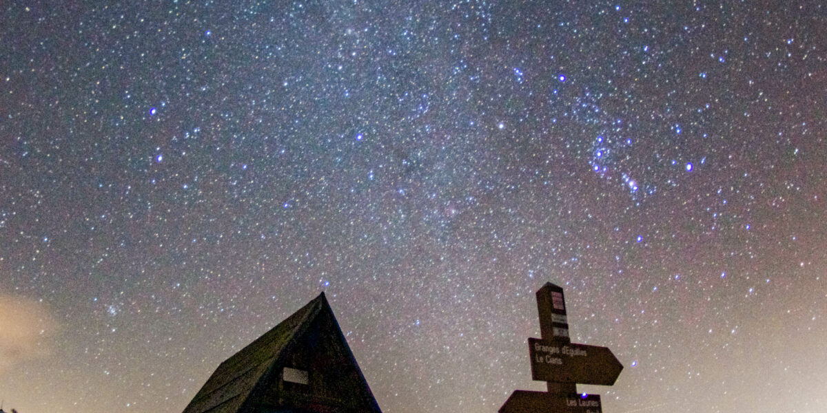 Le refuge du plateau Saint Jean de nuit sous les étoiles de la voie lactée du territoire de la réserve internationale de ciel étoilé Mercantour Alpes d'Azur