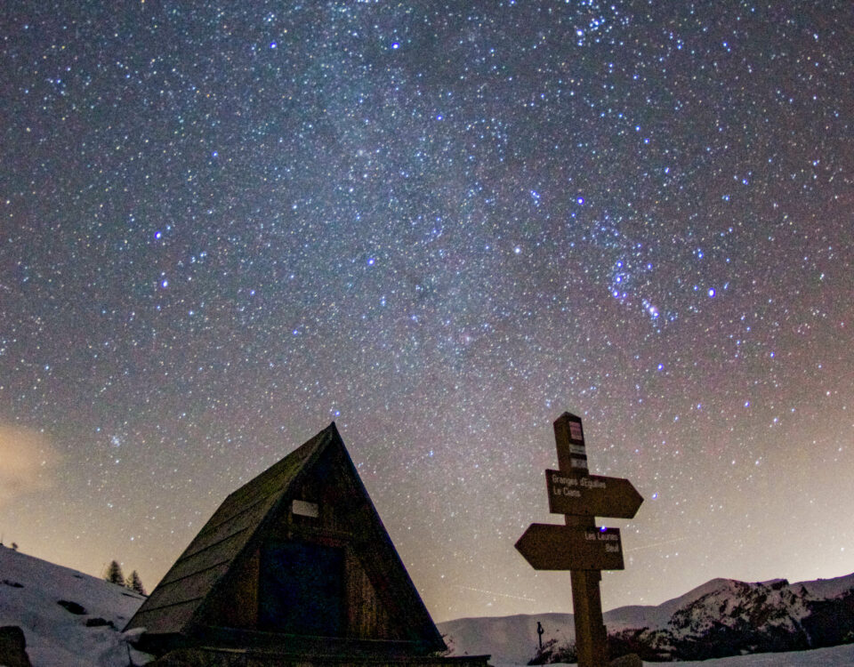 Le refuge du plateau Saint Jean de nuit sous les étoiles de la voie lactée du territoire de la réserve internationale de ciel étoilé Mercantour Alpes d'Azur